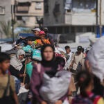 Desplazados palestinos huyen de Jan Yunís (Israel) por la ofensiva israelí