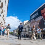 PSOE denuncia una lona frente al Congreso con la foto de Sánchez y la palabra "corrupto"