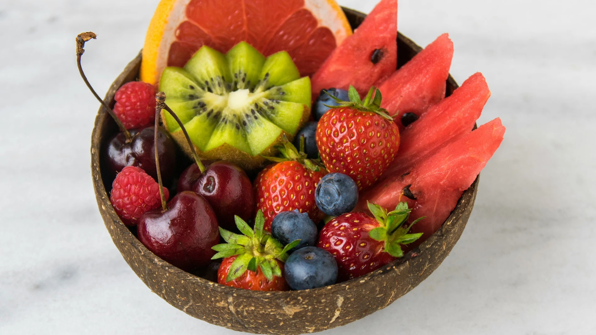 Kiwi: la fruta rica en vitamina C que ayuda a generar colágeno de forma natural