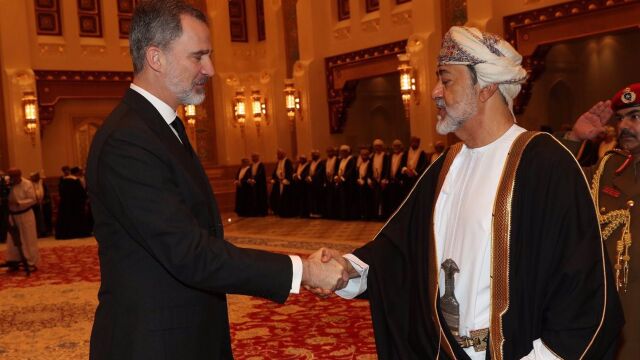 El sultán de Omán realiza una visita de Estado a España y será recibido por los Reyes y Pedro Sánchez