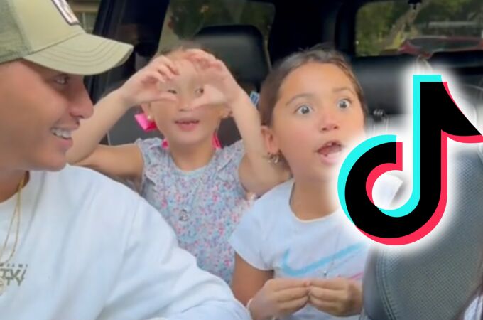 Dos padres se besan delante de sus hijas y la reacción de las niñas se hace viral en TikTok: "¡Voy a ser una nena buena y soltera!"