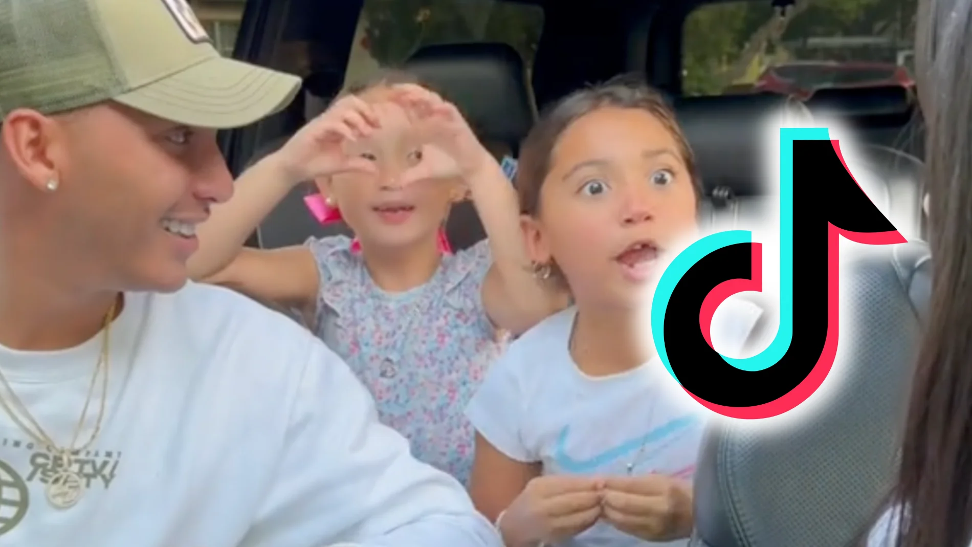 Dos padres se besan delante de sus hijas y la reacción de las niñas se hace viral en TikTok: "¡Voy a ser una nena buena y soltera!"