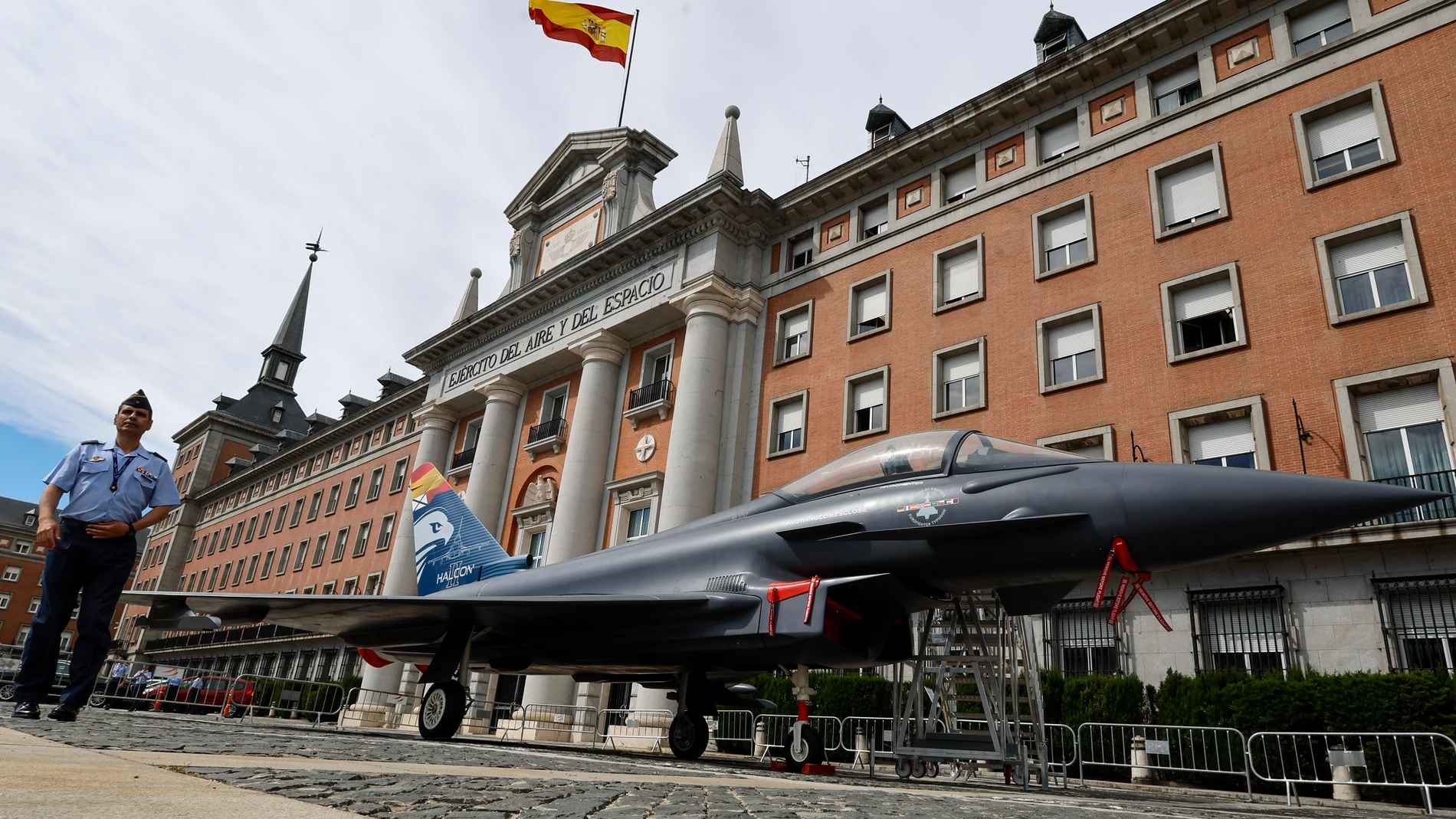 MADRID, 19/05/2025.- Airbus ha presentado la maqueta a escala real del caza Eurofighter que va a exhibir en Madrid, este lunes en el Cuartel General del Ejército del Aire y del Espacio. EFE/ Sergio Perez
