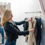 ¿Dejas el probador desordenado al terminar de probarte ropa? Esto es lo que la psicología dice de ti