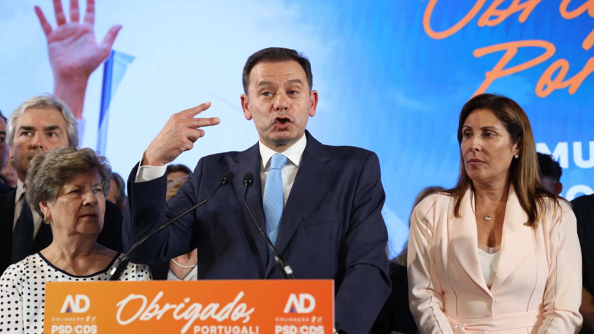 El líder de la coalición Alianza Democrática (AD) y presidente del Partido Socialdemócrata (PSD), Luis Montenegro, interviene tras ganar las elecciones legislativas del 18M, a 18 de mayo de 2025, en Lisboa (Portugal). El presidente en funciones convocó unas elecciones para hoy, 18 de mayo, tras perder un voto de confianza el pasado 11 de marzo, lo que la convierte en la tercera votación legislativa en menos de cuatro años. Tras los resultados, la coalición de Luis Montenegro ha obtenido entre...