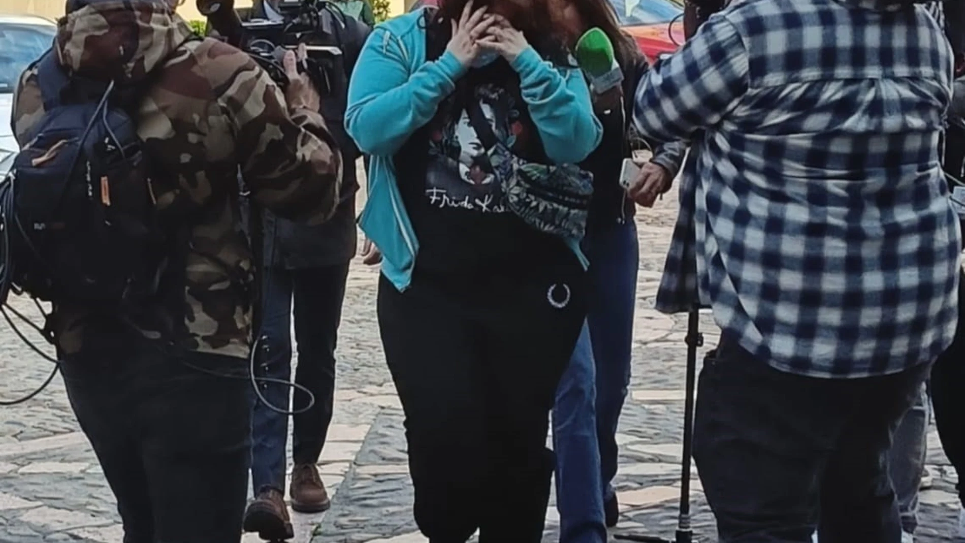En la imagen, N.T.G., acusada de suministrar burundanga a siete personas para después sustraer su dinero, a su llegada a la Audiencia Provincial de León. EUROPA PRESS 19/05/2025