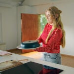 Chica intentando hacer una tortilla de patatas