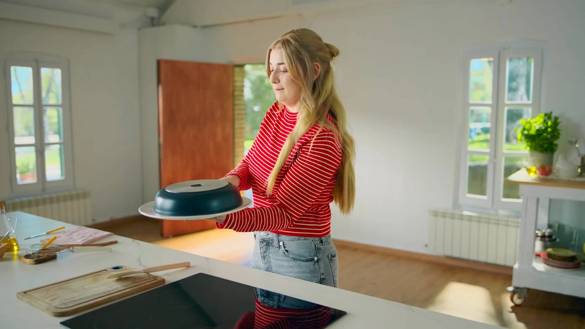 Chica intentando hacer una tortilla de patatas