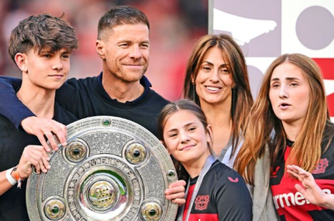 Nagore Aramburu junto a Xabi Alonso y sus hijos