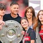 Nagore Aramburu junto a Xabi Alonso y sus hijos
