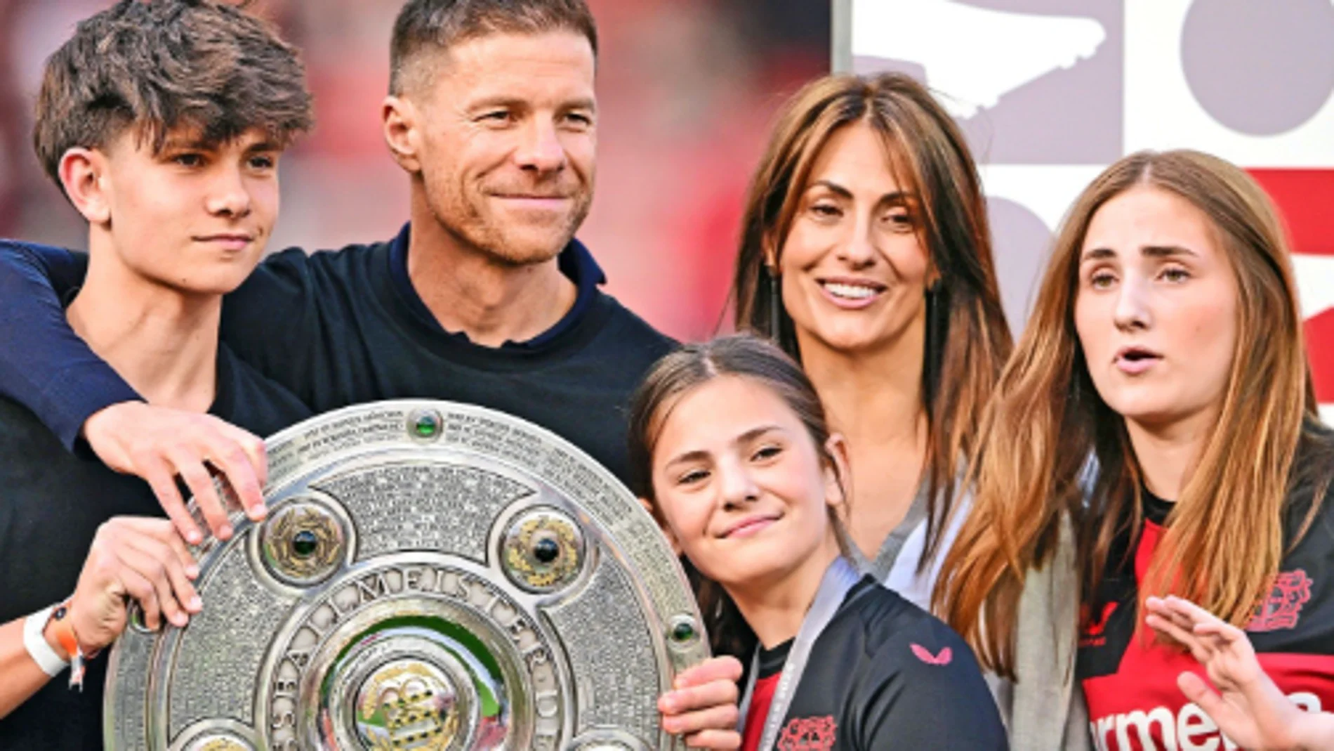 Nagore Aramburu junto a Xabi Alonso y sus hijos