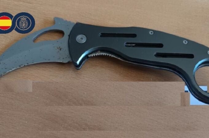 La Policía Nacional detiene en Molina de Segura a dos individuos implicados presuntamente en una riña. En la foto se aprecia el arma intervenida