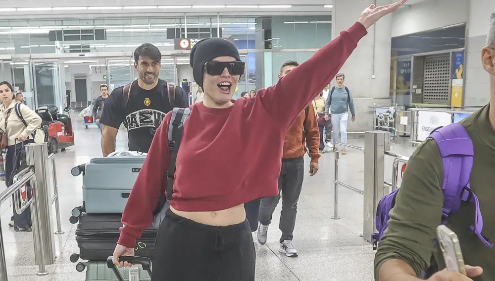 Melody y su look de aeropuerto en Sevilla.