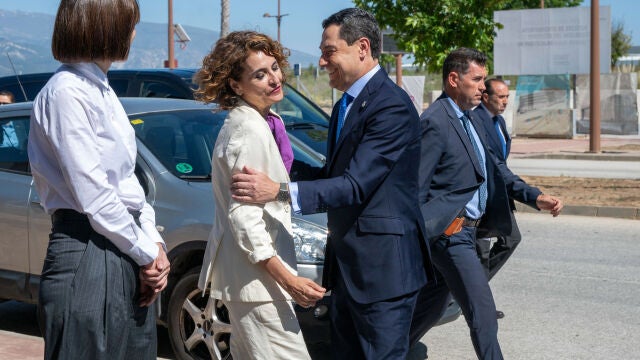 El presidente andaluz, Juanma Moreno, saluda a la vicepresidenta del Gobierno, María Jesús Montero 