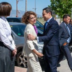 El presidente andaluz, Juanma Moreno, saluda a la vicepresidenta del Gobierno, María Jesús Montero 