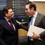 Carlos Fernández Carriedo dialoga con el ministro de Economía, Carlos Cuerpo