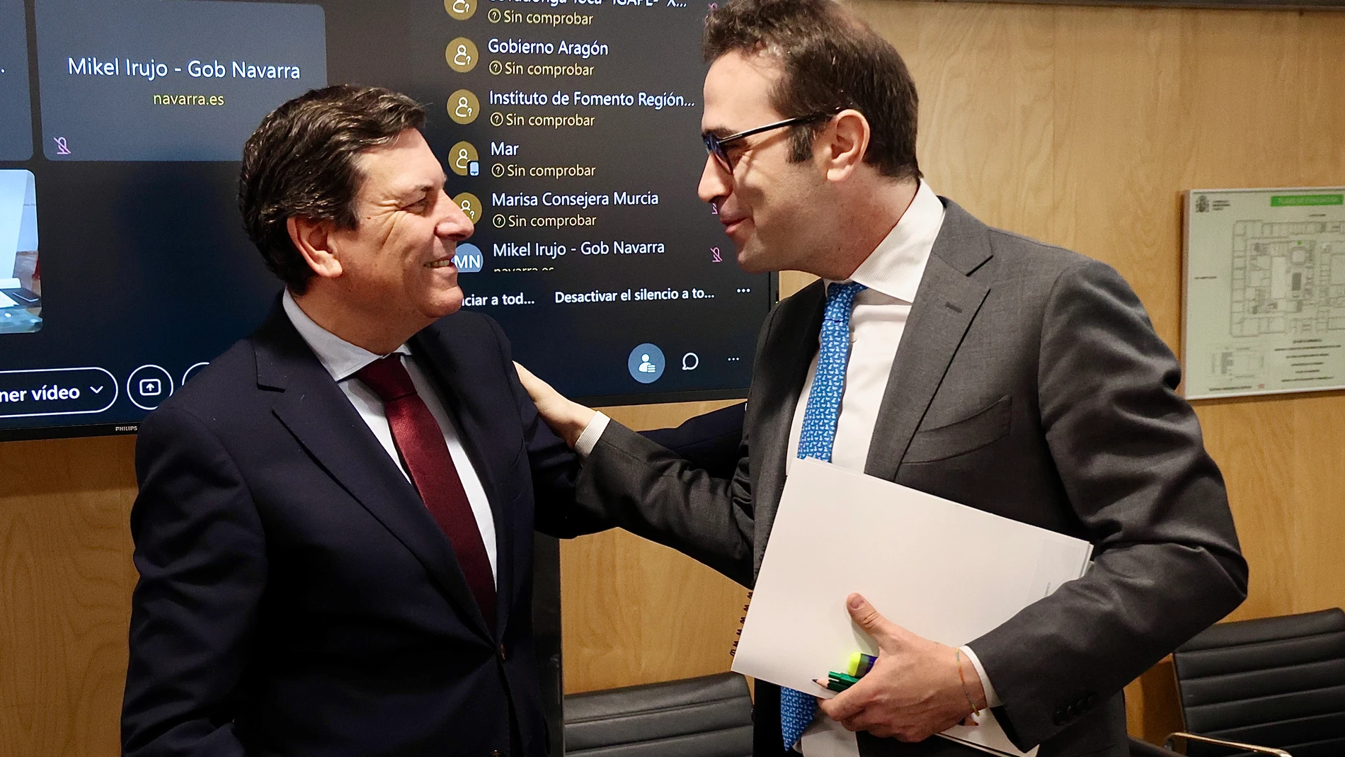 Carlos Fernández Carriedo dialoga con el ministro de Economía, Carlos Cuerpo