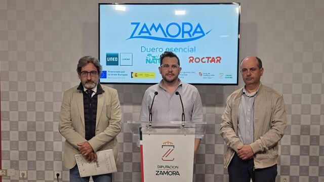 Carlos Sánchez (director de Naturcyl), Víctor López de la Parte (vicepresidente primero y diputado de Educación, Cultura y Turismo) y Javier Domínguez Rodríguez (astrofísico y director del Observatorio de Sobradillo de Palomares)