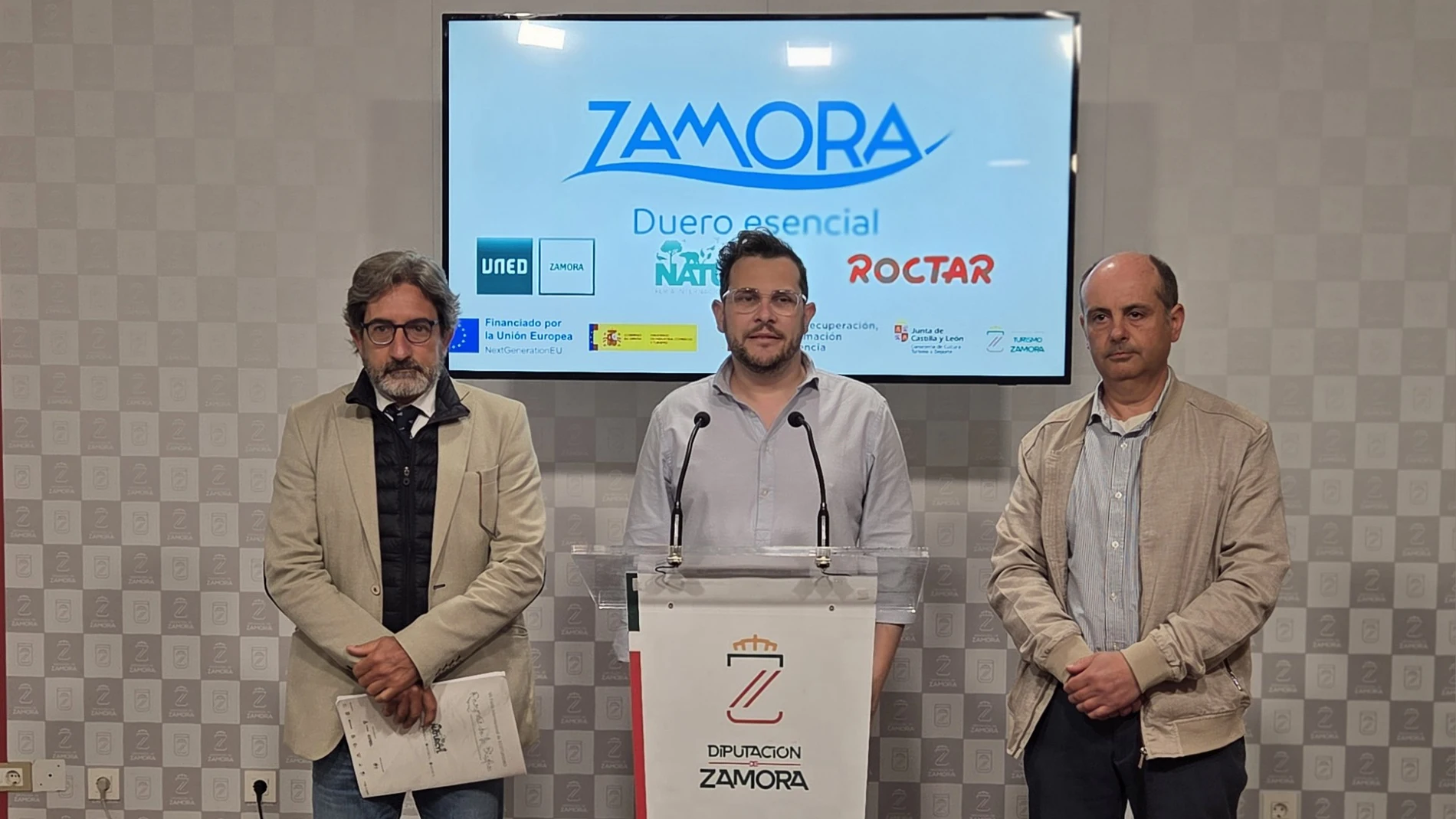 Carlos Sánchez (director de Naturcyl), Víctor López de la Parte (vicepresidente primero y diputado de Educación, Cultura y Turismo) y Javier Domínguez Rodríguez (astrofísico y director del Observatorio de Sobradillo de Palomares)