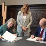 La concejal Julia Climent y el rector Higinio Marín, firman el convenio bajo la mirada de la alcaldesa, María José Catalá
