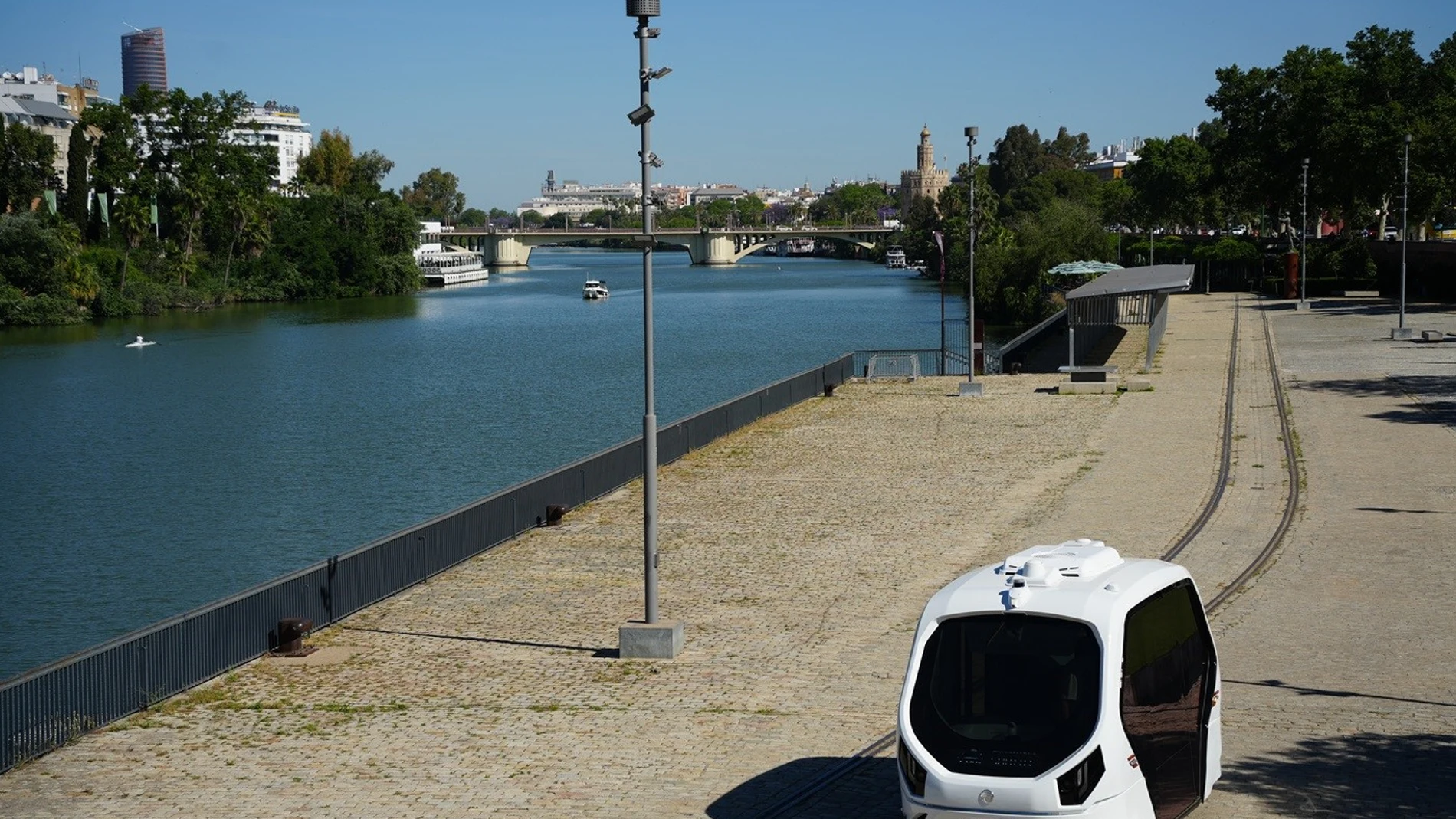Autobús autónomo que circula por el Puerto de Sevilla
