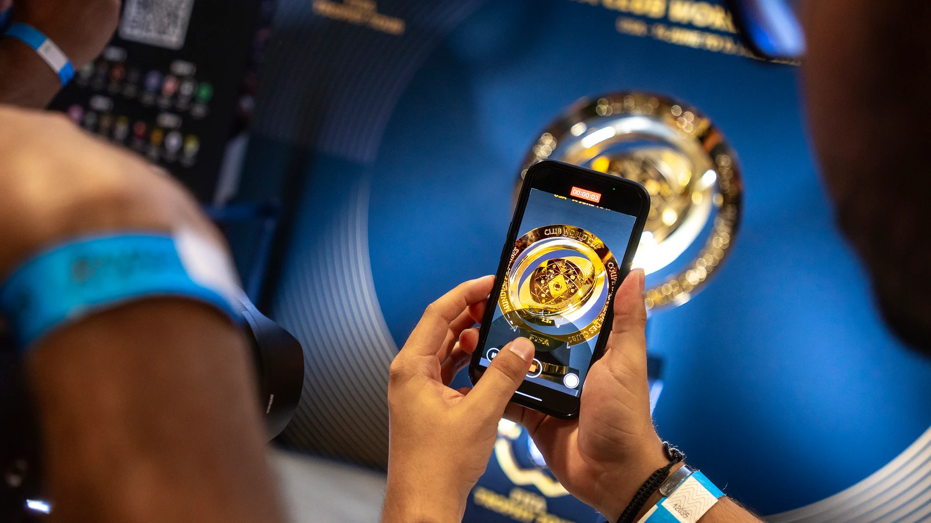 FOTODELDÍA MEX2732. MONTERREY (MÉXICO), 19/05/2025.- Un aficionado toma una fotografía al trofeo del Mundial de Clubes este lunes, exhibido como parte del 'Trophy tour', en el estadio BBVA de Monterrey (México). EFE/ Miguel Sierra