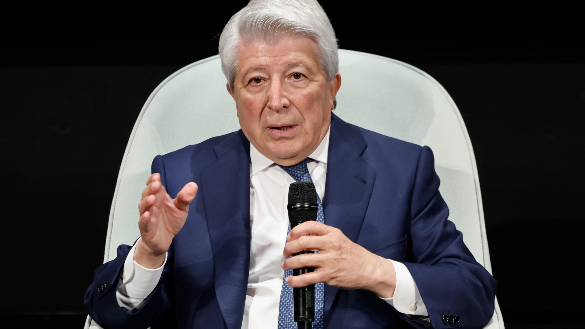 MADRID (ESPAÑA), 20/05/2025.- El productor y distribuidor Enrique Cerezo atiende a los medios de comunicación por el reconocimiento que le tributa la Academia de cine, la entrega de su Medalla de Oro 2025 este martes en un acto celebrado en Madrid. EFE/ Sergio Pérez