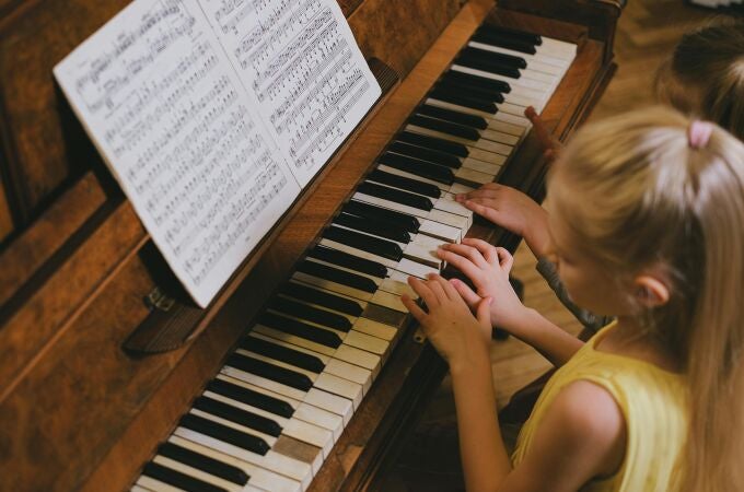 Niña tocando el piano 