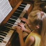 Niña tocando el piano 