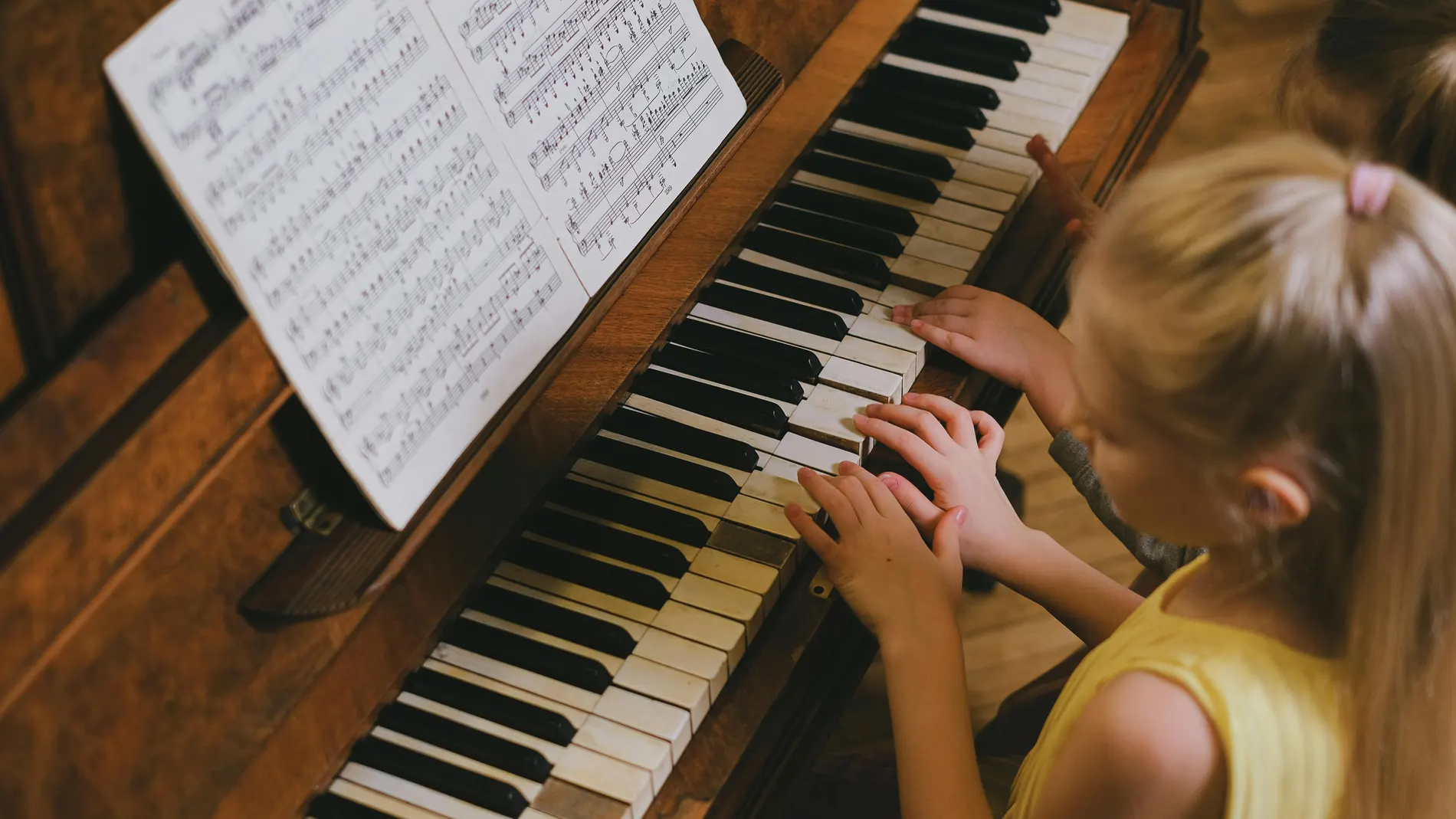 Niña tocando el piano