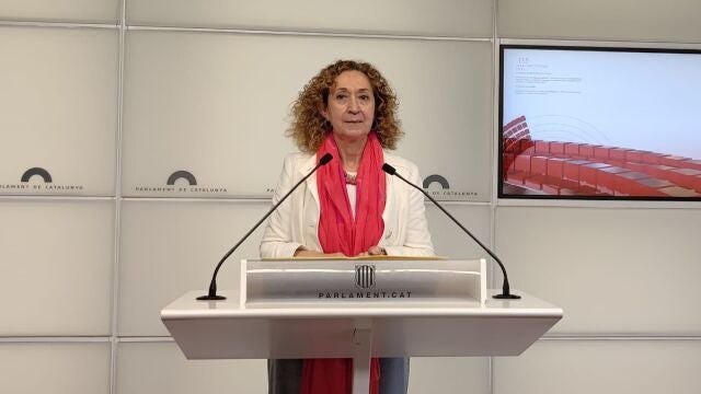La portavoz de ERC en el Parlament, Ester Capella, en rueda de prensa.