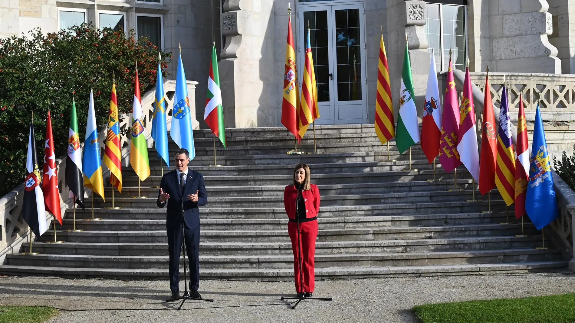 La presidenta de Cantabria tacha de "bomba de humo" la próxima Conferencia de Presidentes