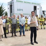 Suárez-Quiñones e Irene Cortés durante el simulacro de incendi oforestal en Vivinera (Zamora)