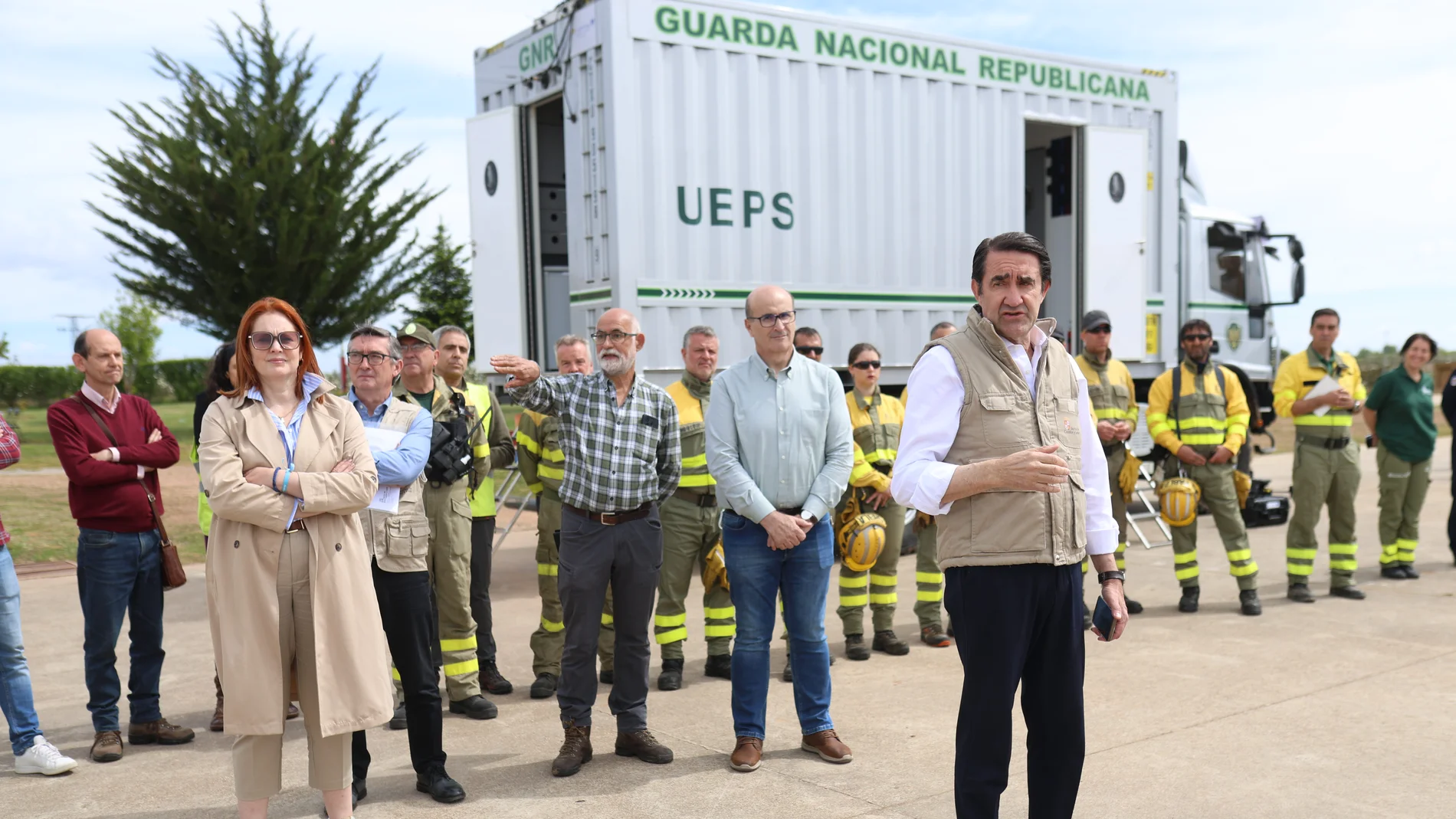 Suárez-Quiñones e Irene Cortés durante el simulacro de incendi oforestal en Vivinera (Zamora)