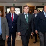 Mañueco llega a la gala de Hosturcyl junto a Santonja, Javier Iglesias, García Carbayo y Jaime Fernández