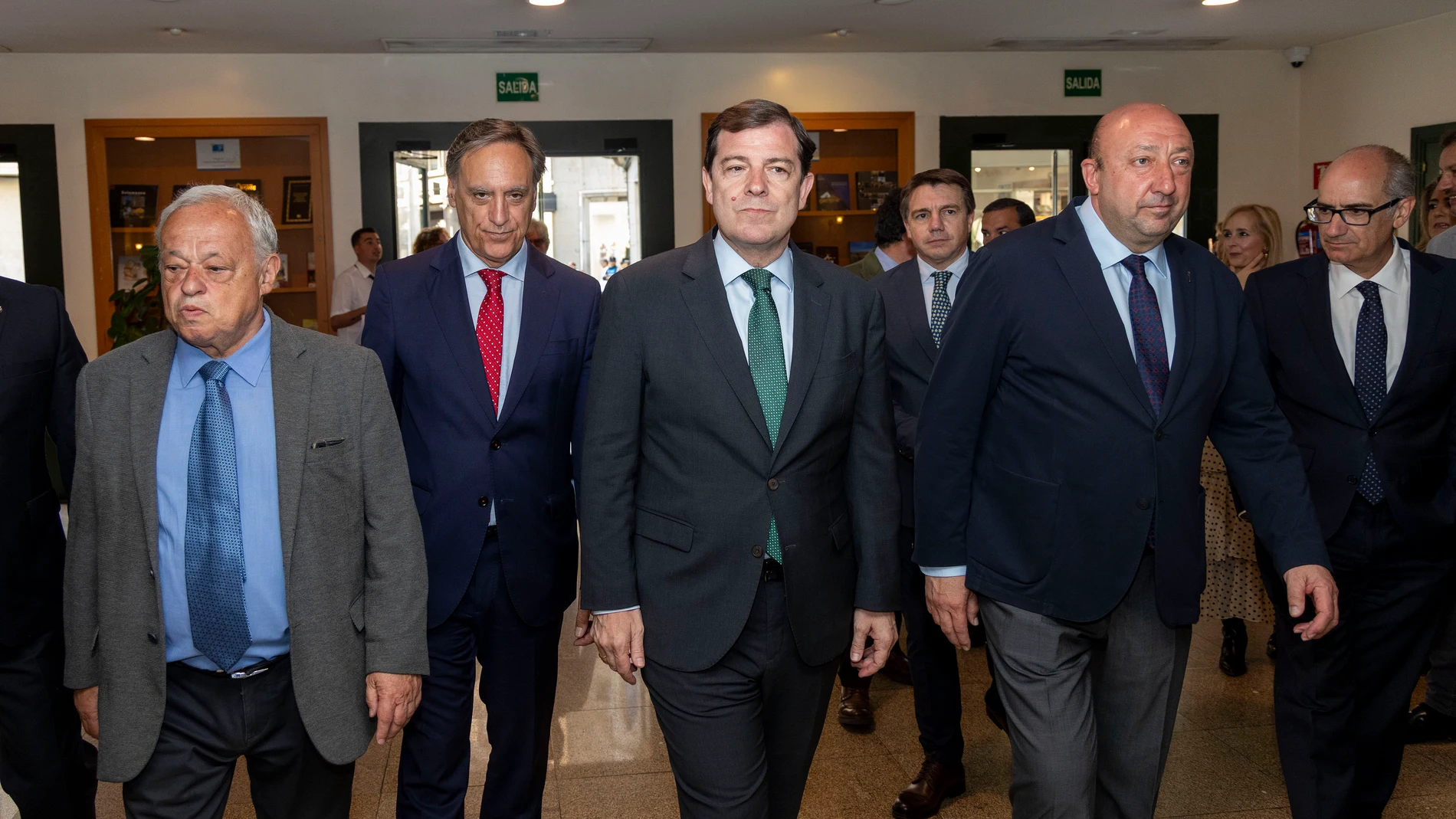 Mañueco llega a la gala de Hosturcyl junto a Santonja, Javier Iglesias, García Carbayo y Jaime Fernández