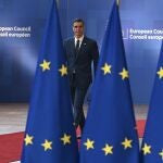  El presidente del Gobierno, Pedro Sánchez, se dirige a ofrecer una rueda de prensa antes de participar ayer miércoles en la cena de trabajo del Consejo Europeo. 