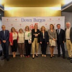 Foto de familia de Isabel Blanco junto a Cristina Ayala, Roberto Sáiz y Borja Suárez con miembros de Down Burgos