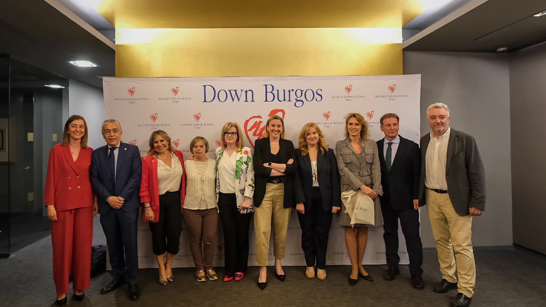 Foto de familia de Isabel Blanco junto a Cristina Ayala, Roberto Sáiz y Borja Suárez con miembros de Down Burgos