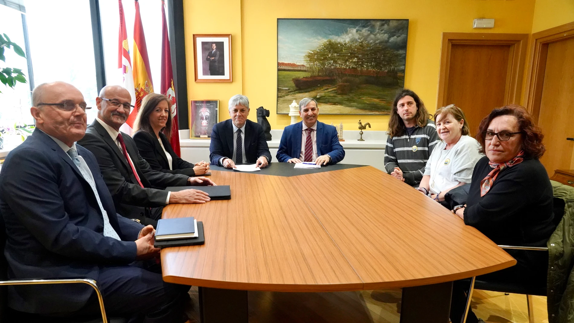 Sanz Merino se reúne con representantes de la Plataforma en Defensa del Feve
