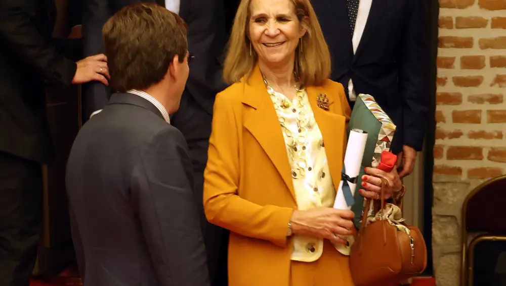 La infanta Elena, más habladora que nunca, revela por qué no ha visto a su padre en su última visita a Sanxenxo