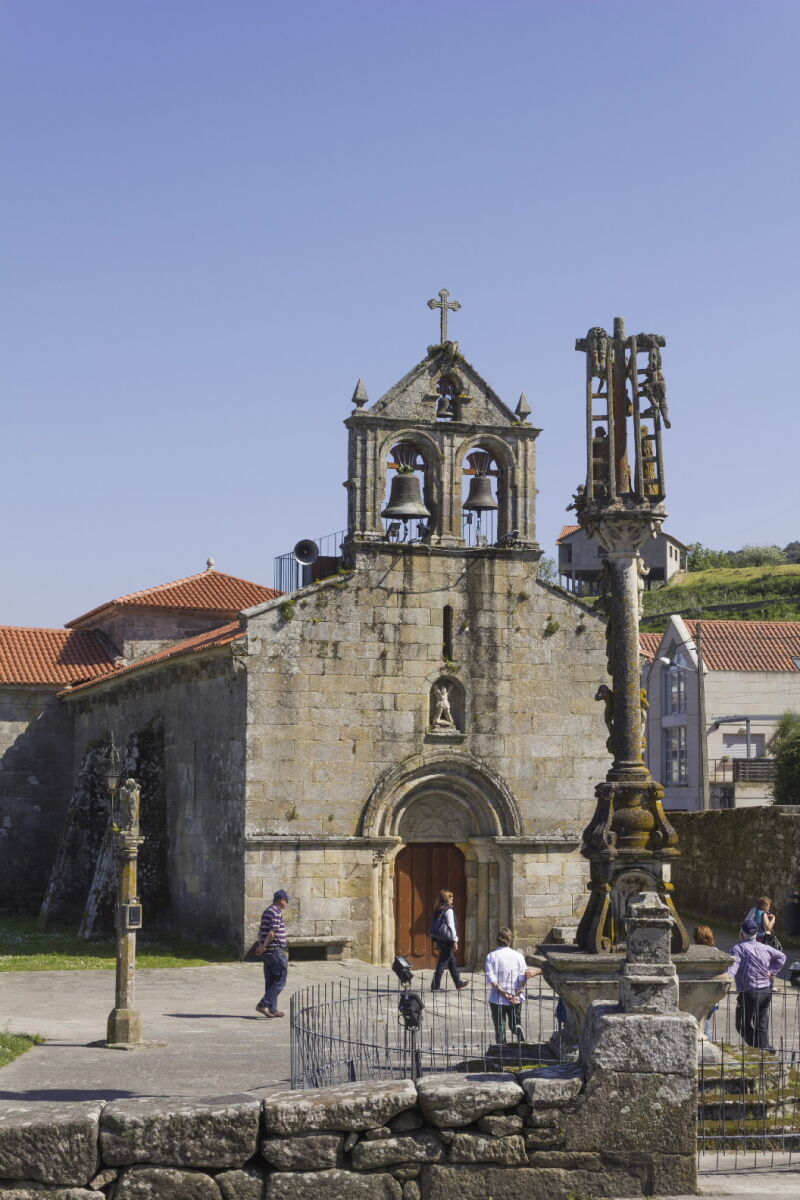 Imagen del Cruceiro de O Hío con la iglesia de San Andrés al fondo