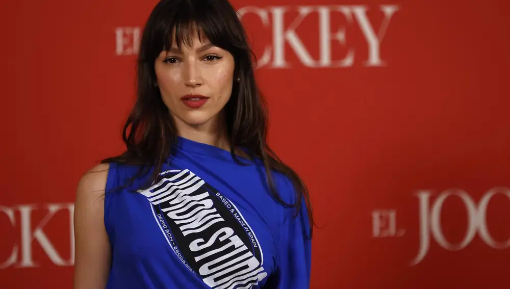 Úrsula Corberó eleva el look sporty chic en la presentación de su nueva película, 'El Jockey', en Madrid