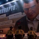 Efectivos de los Bomberos, esta madrugada, en el cartel de Hazte Oír, antes de proceder a su descolgado