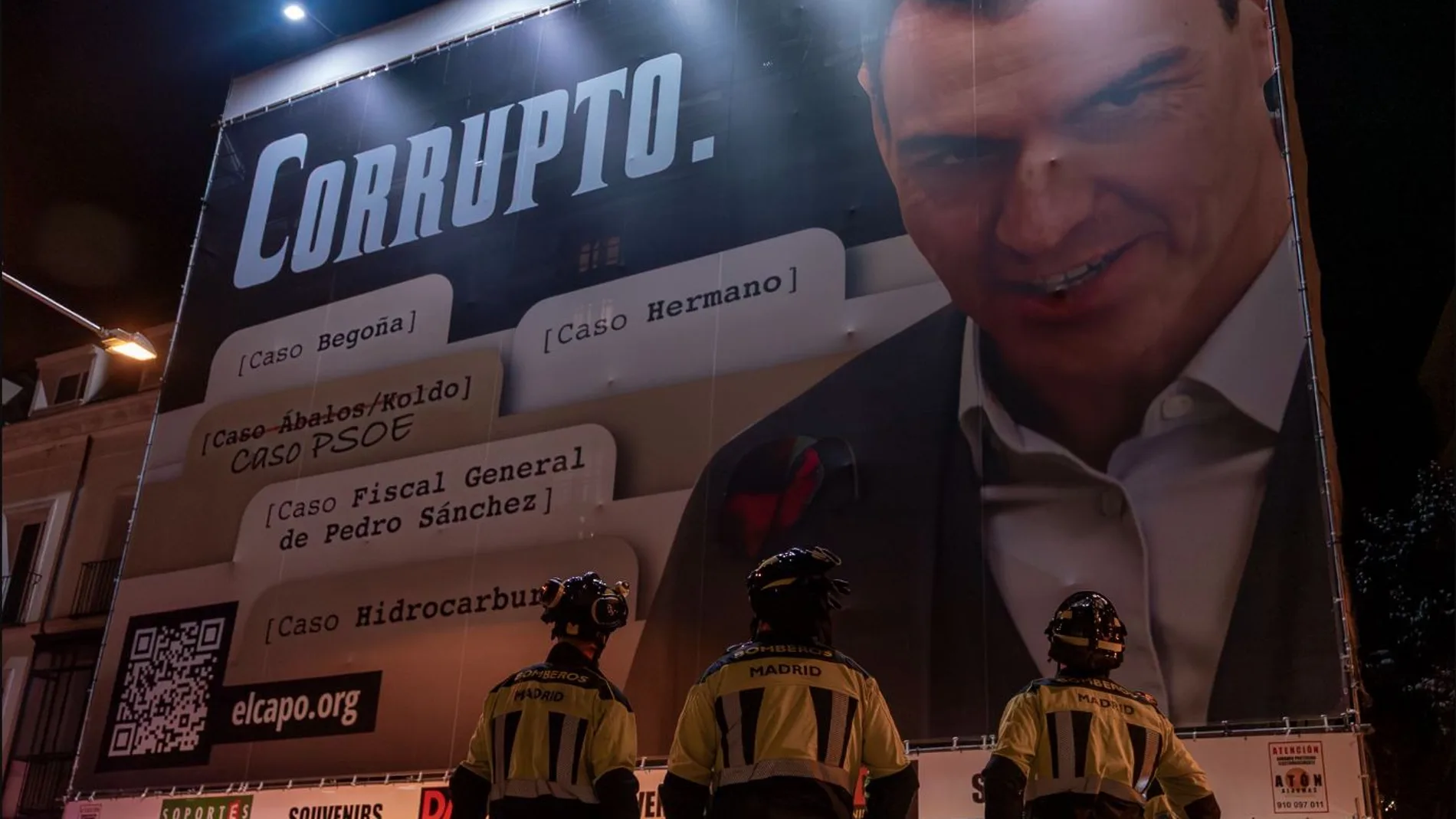 Efectivos de los Bomberos, esta madrugada, en el cartel de Hazte Oír, antes de proceder a su descolgado