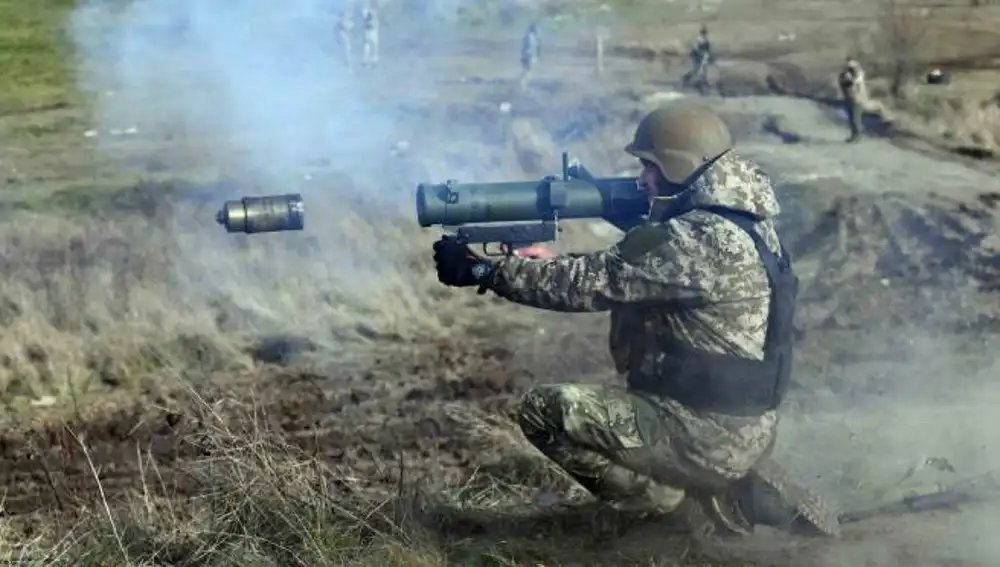 Un soldado dispara un RPV-16.