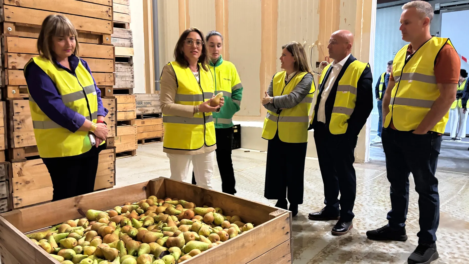 La consejera de Agricultura, Ganadería y Desarrollo Rural visita las instalaciones de COFRUBI