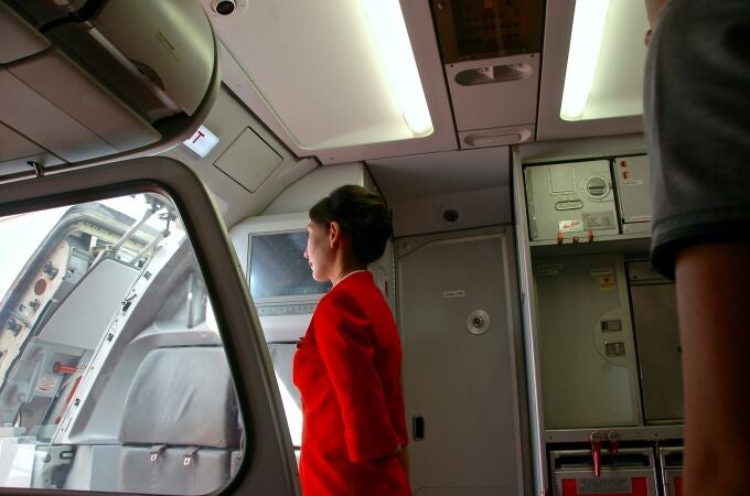 Por qué las azafatas siguen fieles al labial rojo (y cómo cuidan su piel en el aire)