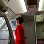 Por qué las azafatas siguen fieles al labial rojo (y cómo cuidan su piel en el aire)