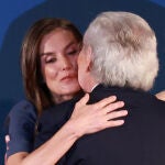 La Reina Letizia y su cariñoso abrazo a Fernando Ónega